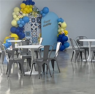 Cocktail white Metal table and 4 Metal chairs 